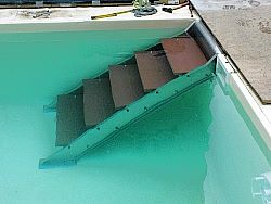 Pooltreppe ACStairs mit Kunststoffstufen in Riffelbohlenoptik
