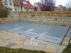 Schwimmbadbau, hier: Schwimmbadneubau. Segmentschiebehalle in Luxusausführung